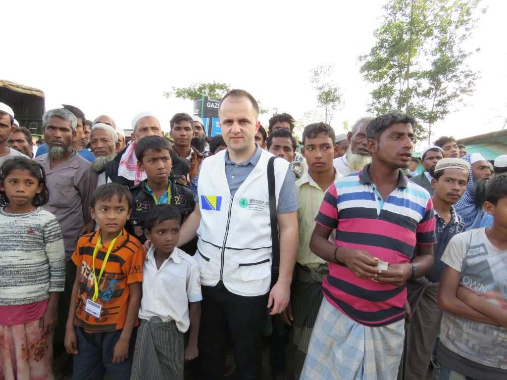 IFS-EMMAUS Activists in Bangladesh: Distribution of Humanitarian Aid to Rohingya Muslims