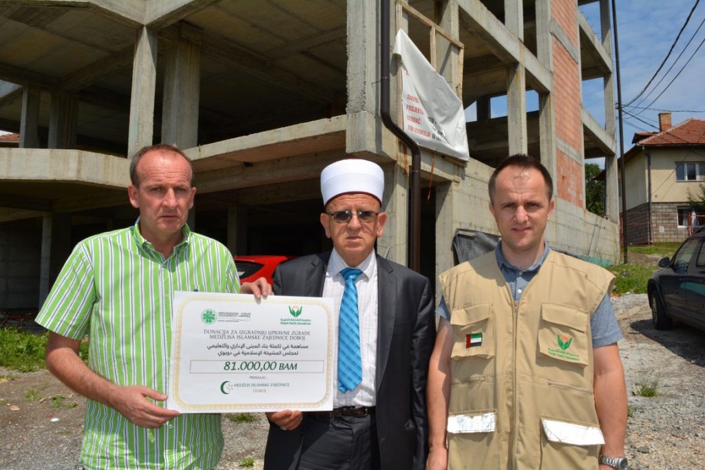 IFS-EMMAUS HANDED TO THE ISLAMIC COMMUNITY OF DOBOJ A CHECK IN THE AMOUNT 81,000 BAM