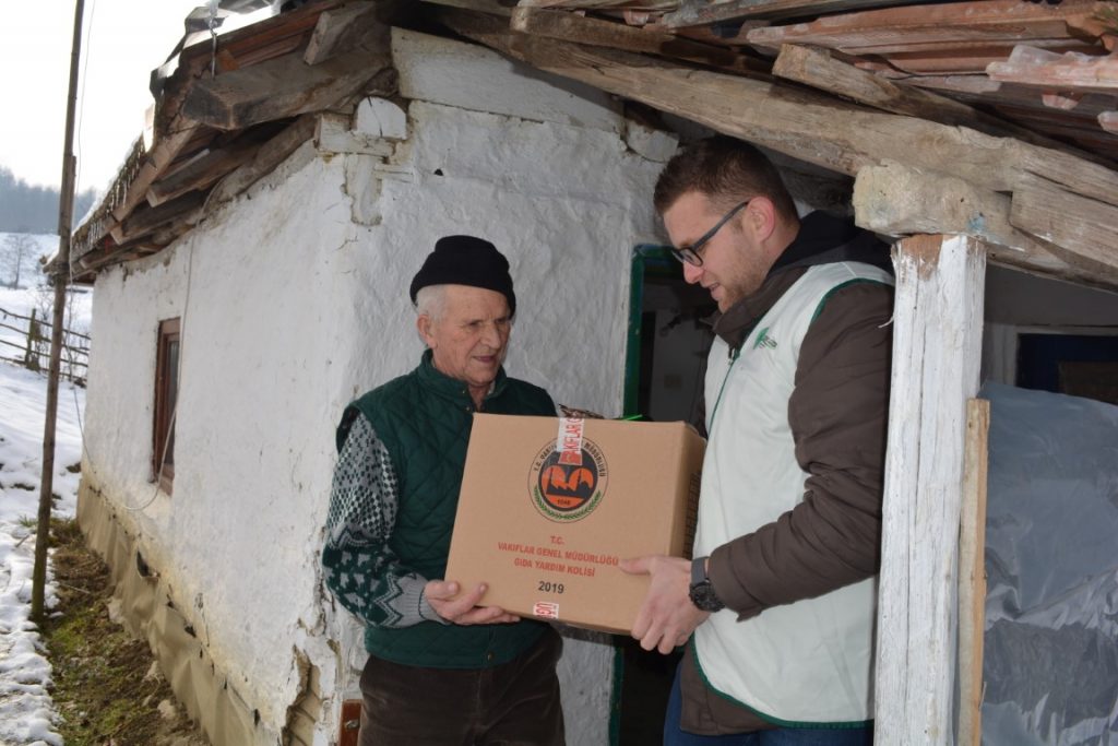 Distribution of food packages in cooperation with the Vakuf Directorate of the Republic of Turkey (T. C. Vakiflar Genel Mudurlugu)