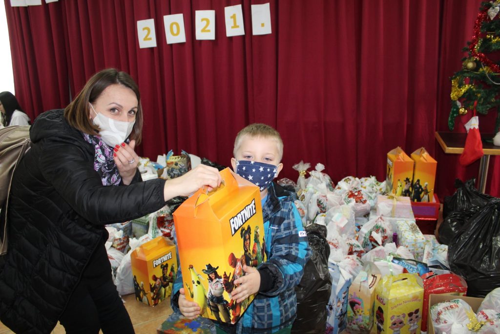 DISTRIBUTION OF NEW YEAR'S PARCELS FOR OUR CHILDREN