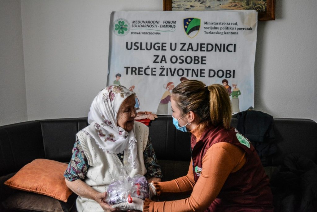 Distributed gifts for the elderly persons provided by the Ministry of Labor, Social Policy and Return of Tuzla Canton