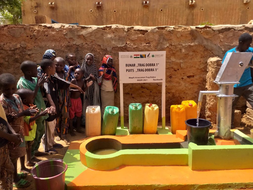 Construction of water well in Niger