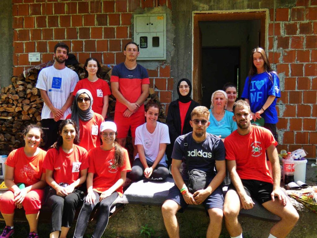 Volonteri 18. EMMAUS Međunarodnog omladinskog radnog kampa u sklopu svoji radnih aktivnosti uzeli su učešća i u projektu „Ljubav za majke Srebrenice“