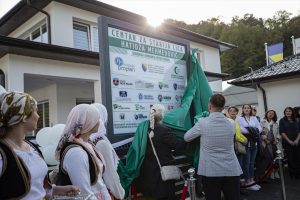 AA-20221023-29231465-29231445-BIH_U_POTOCARIMA_OTVOREN_DOM_ZA_MAJKE_SREBRENICE_HATIDZA_MEHMEDOVIC